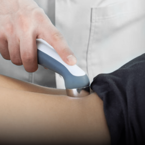 Aplicación de un cabezal de ultrasonido en la fosa poplítea, detrás de la rodilla