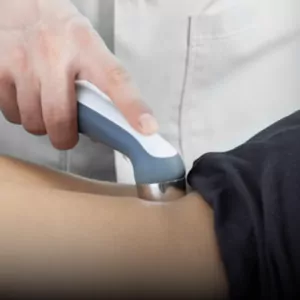 Aplicación de un cabezal de ultrasonido en la fosa poplítea, detrás de la rodilla